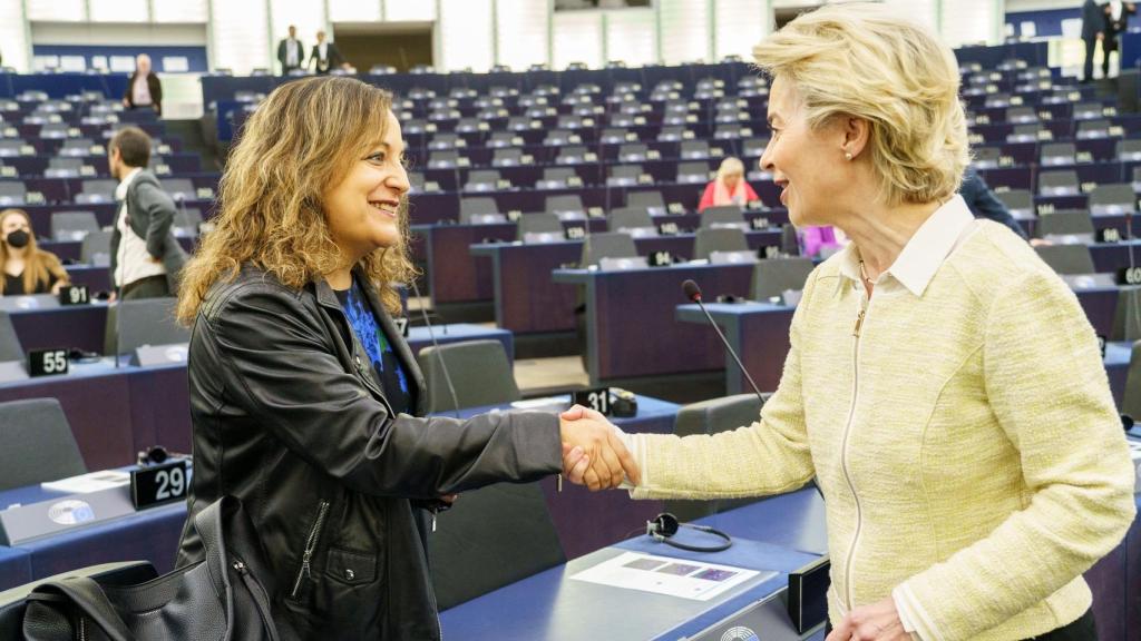 Ursula von der Leyen saluda a la líder de los socialistas europeos, Iratxe García, durante el debate de este miércoles