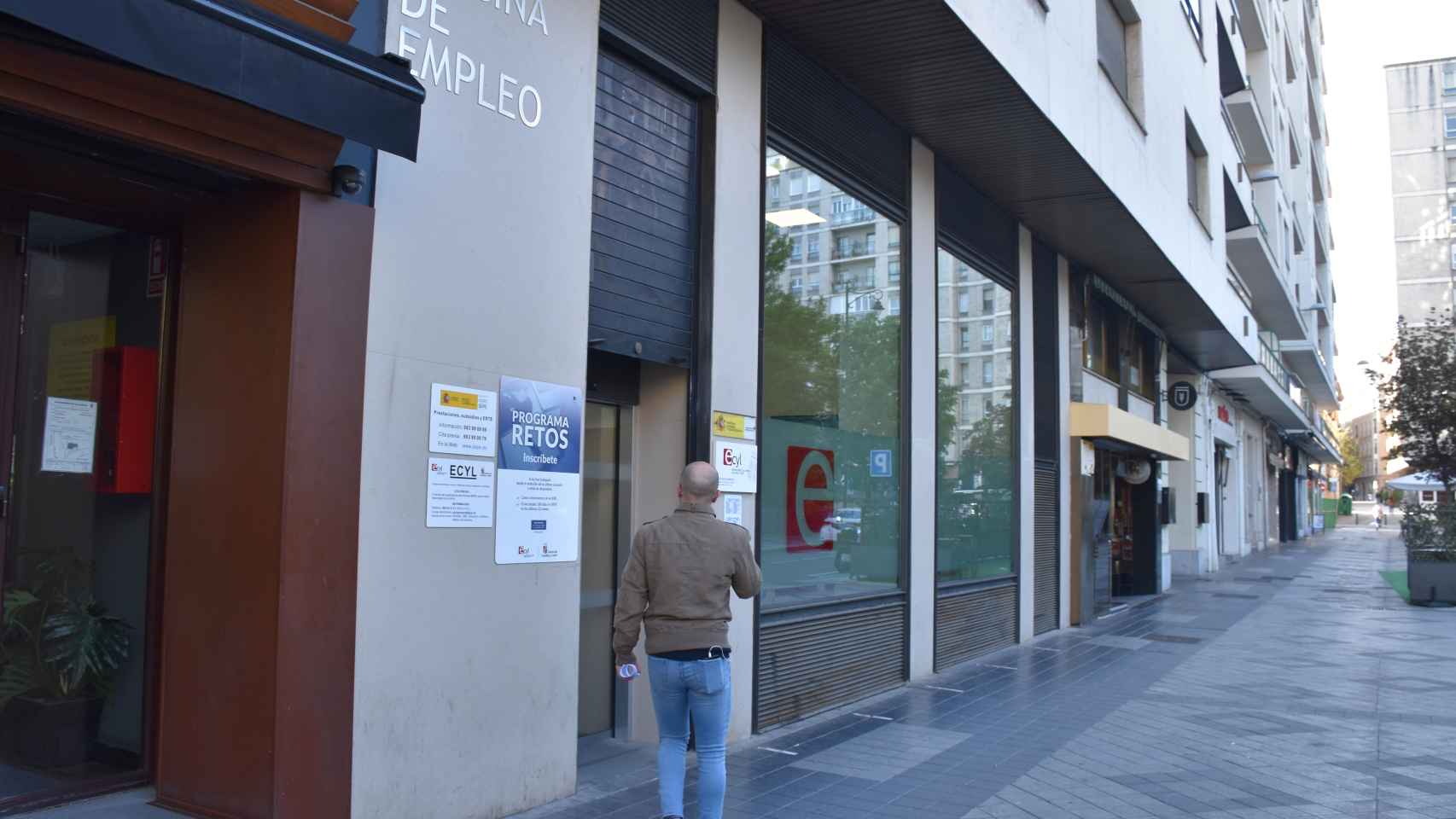 Un hombre entra a una oficina del Ecyl de Valladolid.