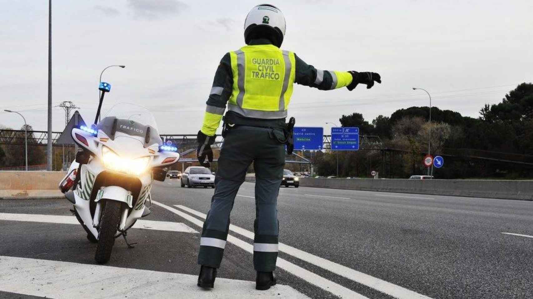 Un Guardia Civil controlando la carretera.