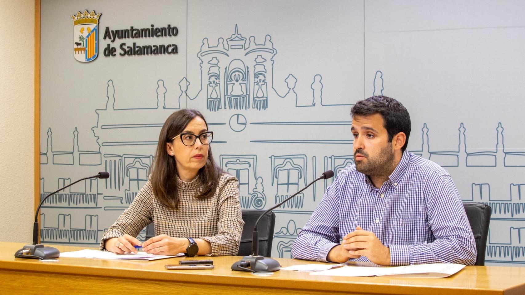 Los concejales socialistas Álvaro Antolín y María Jesús Santa María han detallado en rueda de prensa en qué consistiría este nuevo plan