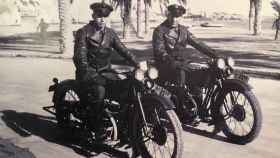 Imagen antigua de dos agentes de la Policía Local de Alicante.