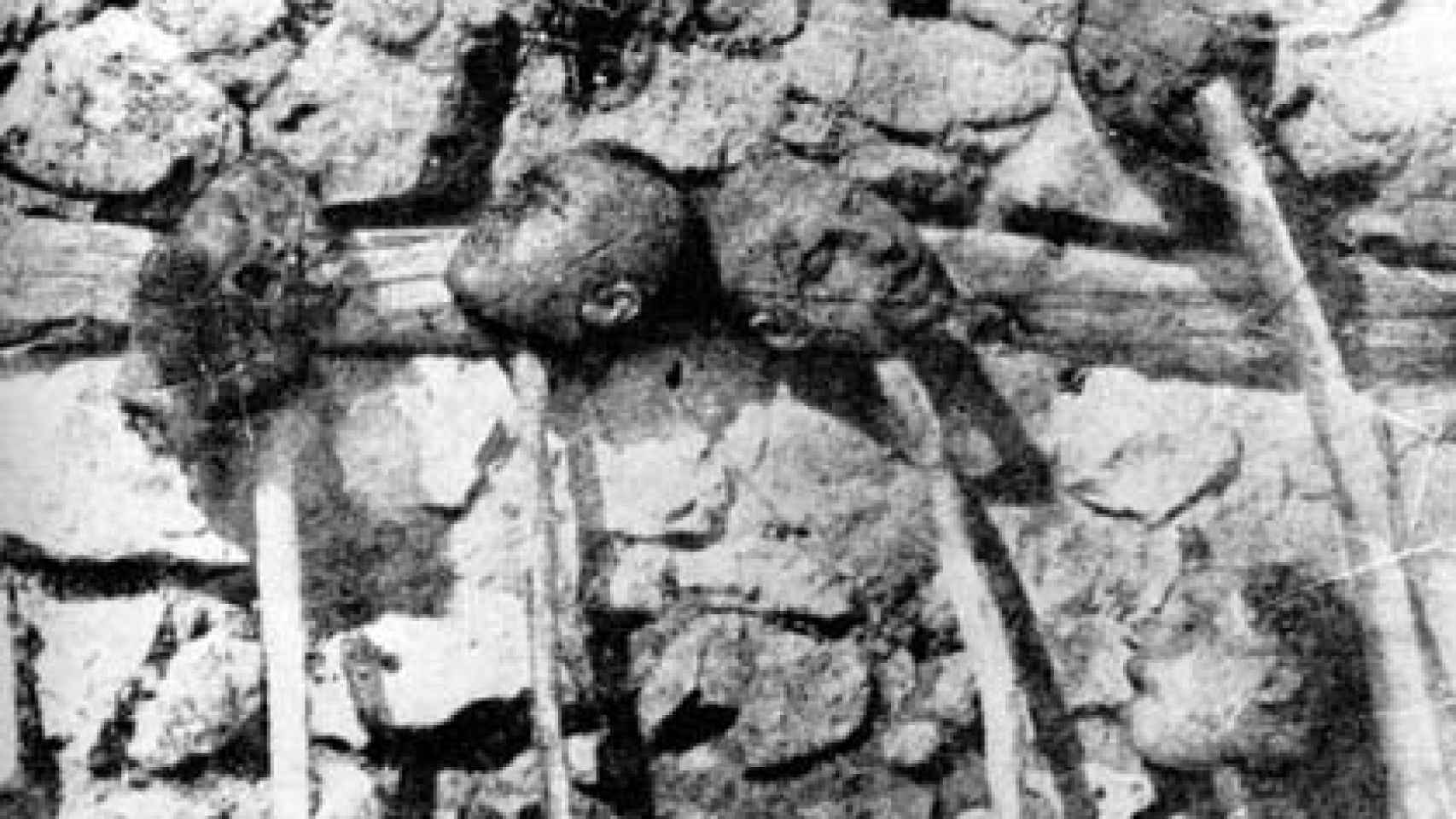Cabezas de armenios decapitados expuestas.