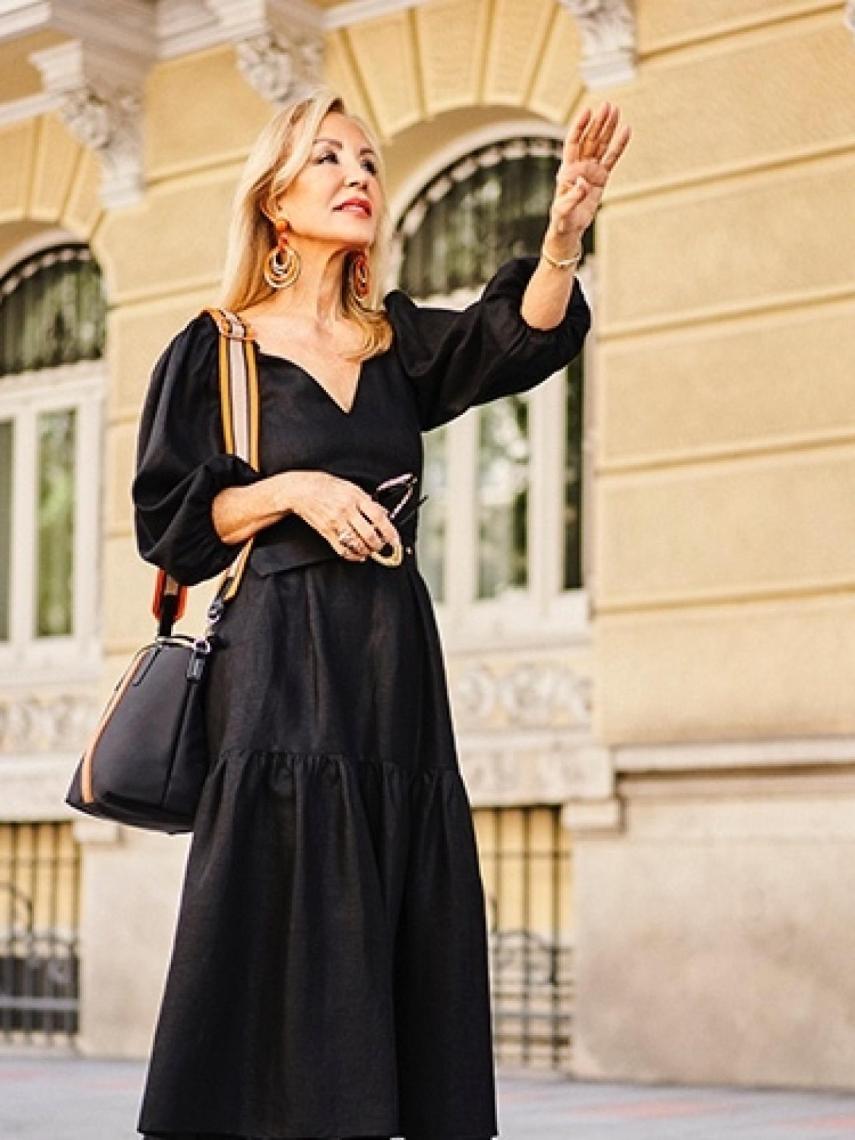 Carmen Lomana con su bolso Roma naranja.