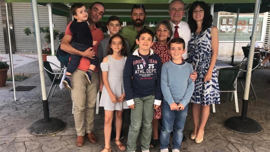 La familia de De la Torre en el restaurante.