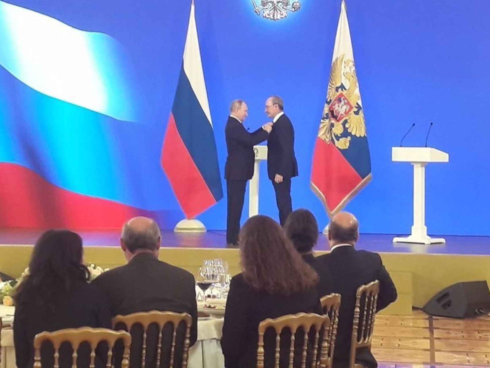 Momento en que Putin pone la Medalla Pushkin a De la Torre, en 2018.