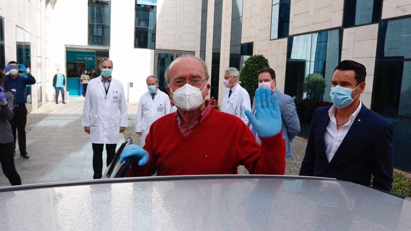 Francisco de la Torre saluda al abandonar el hospital el 14 de abril de 2020 tras ser operado de un ictus.