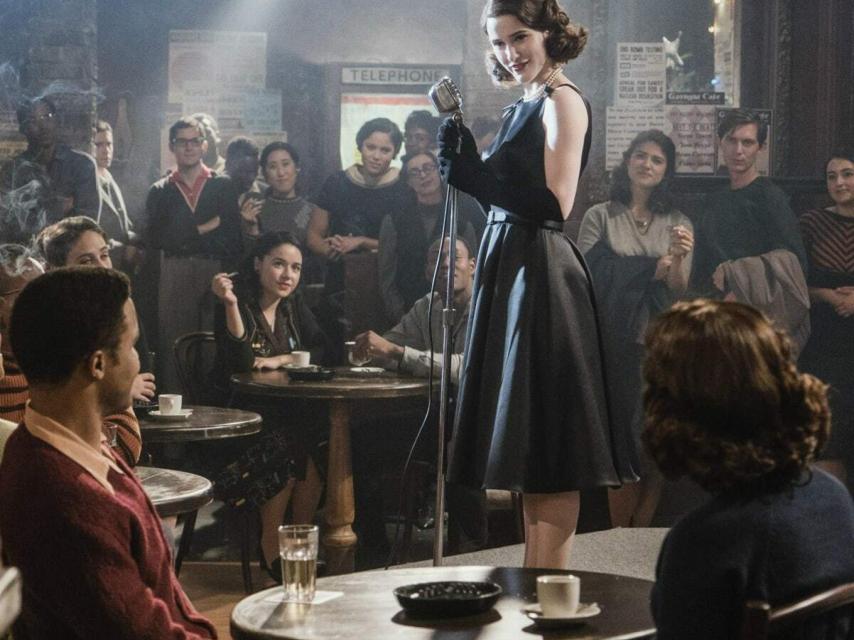 Una escena de la serie, en la que Mrs. Maisel está actuando en el club.