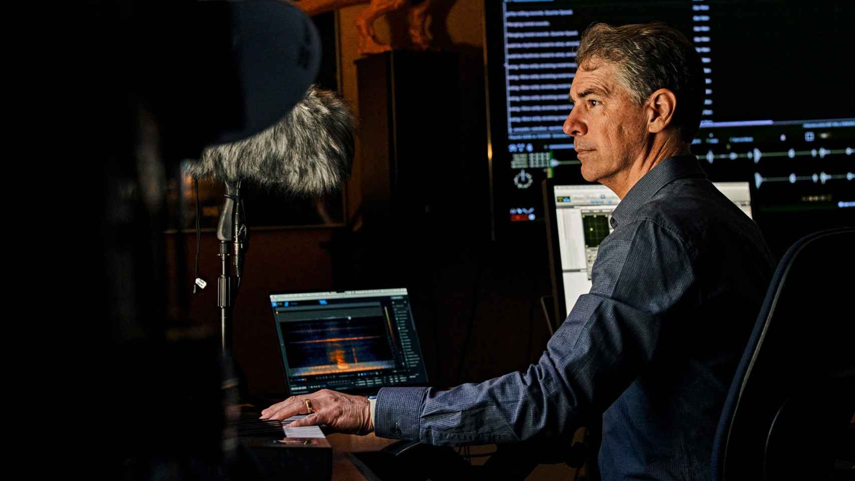 Editor, supervisor y diseñador de sonido Al Nelson, en Skywalker Sound, usando un MacBook Pro y un Mac.
