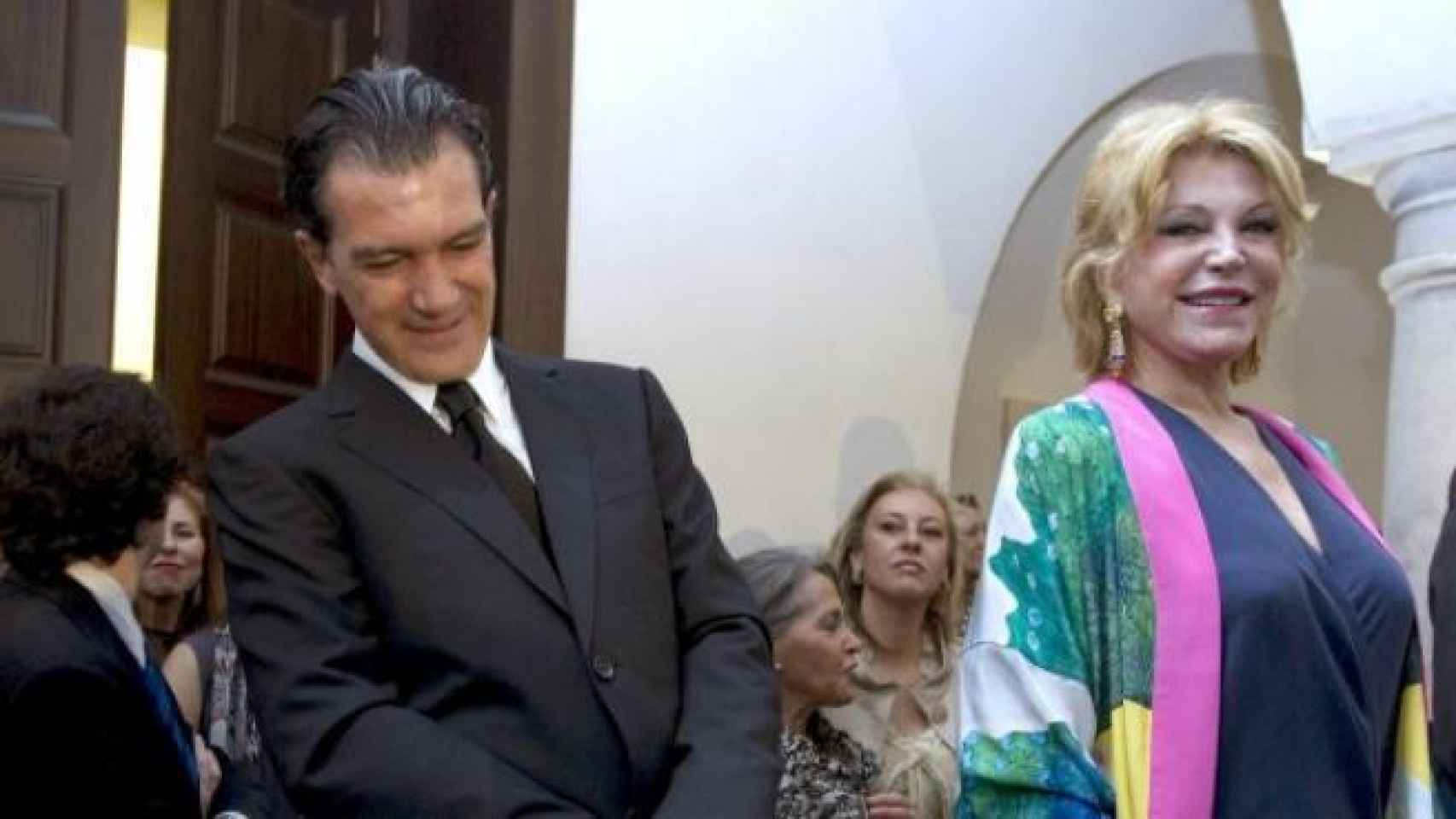 La baronesa Carmen Thyssen-Bornemisza y el actor Antonio Banderas en inauguración del Museo Thyssen en Málaga.