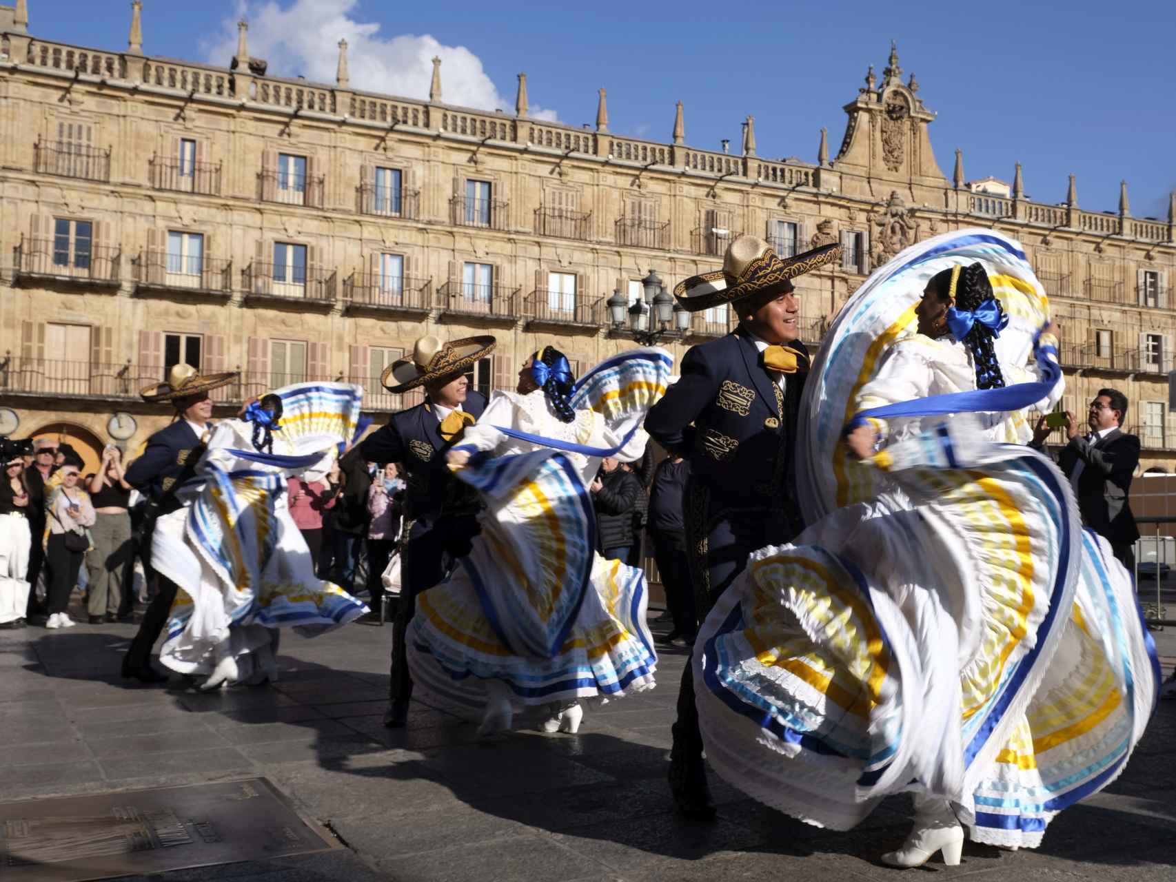 Una ''callejoneada'' con mariachis y bailarines de la Universidad Autónoma de Nuevo León por el centro de la capital salmantina
