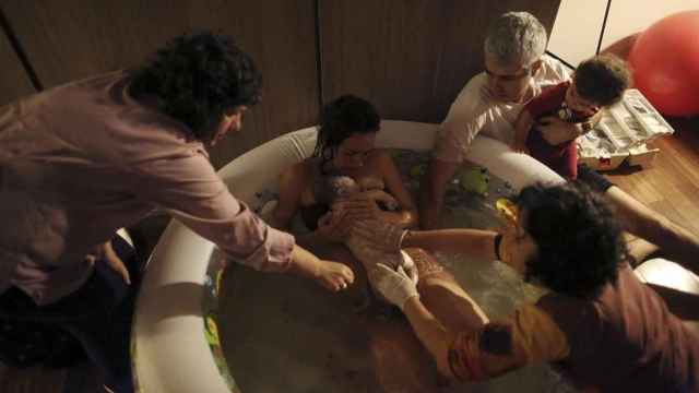 Un parto en casa, dentro una piscina de agua caliente, en Estados Unidos.