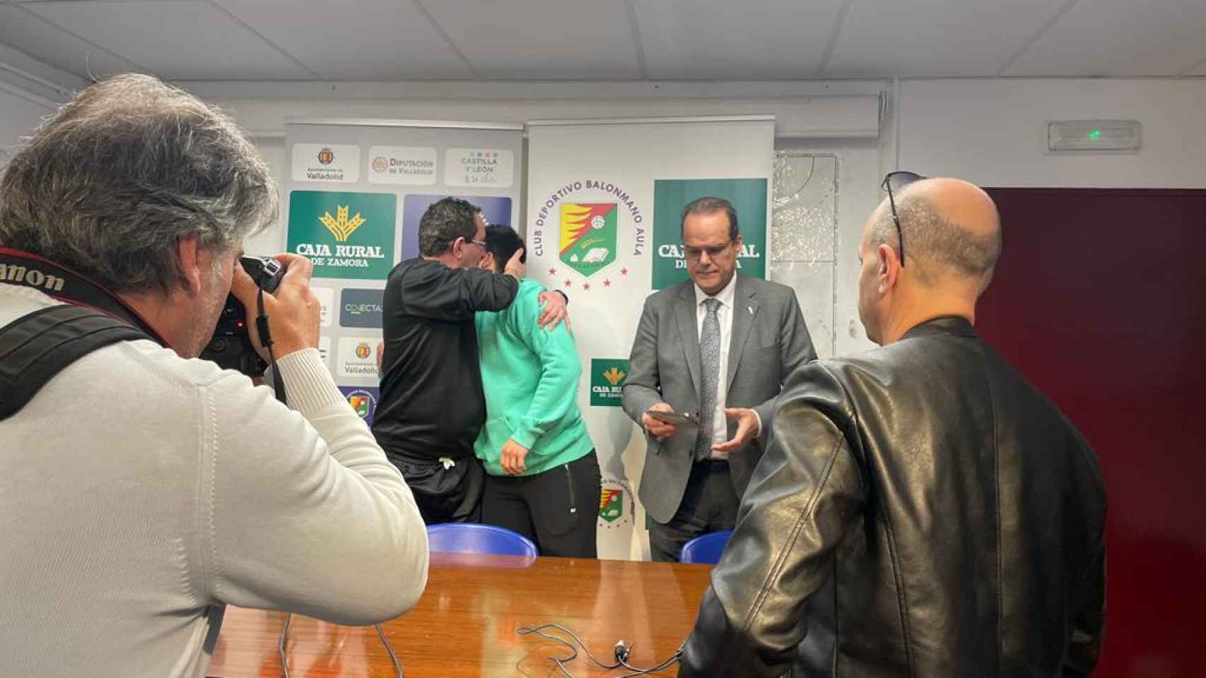 Cristina Cifuentes se abraza a Cayetano Cifuentes, su padre y el presidente del club