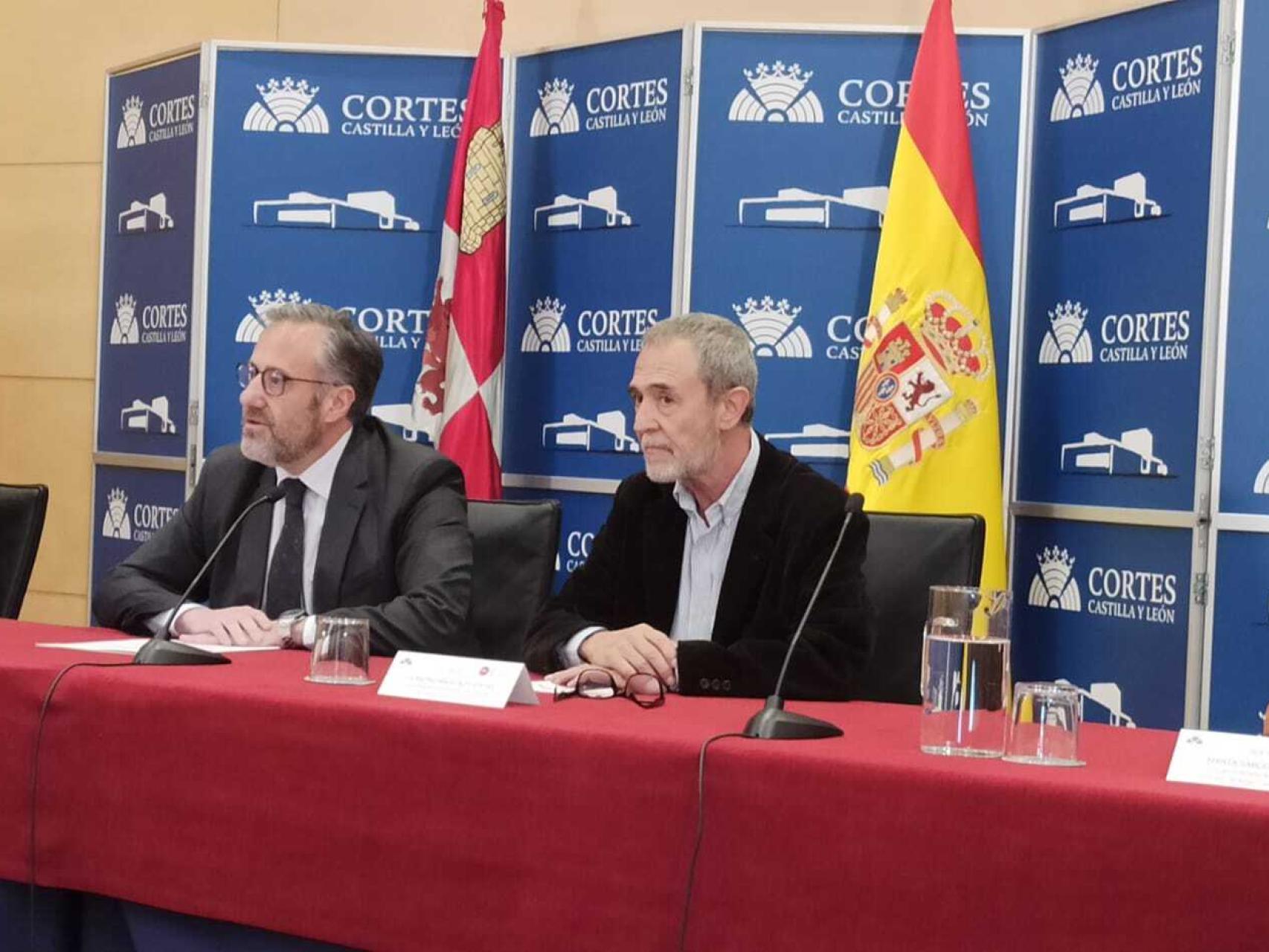 El presidente de las Cortes, Carlos Pollán, y el vicepresidente de la Fundación Obra Social de Castilla y León FUNDOS, Leandro Martín, durante la presentación de la candidatura, este miércoles.