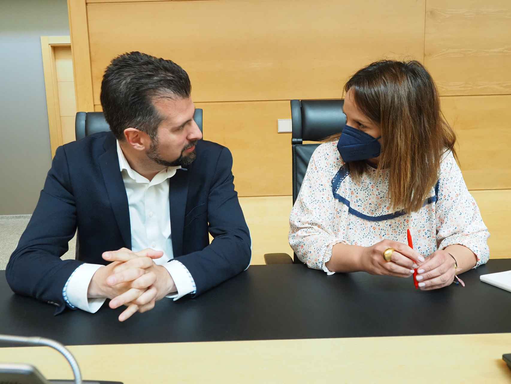 El portavoz socialista, Luis Tudanca, conversa con la procuradora Patricia Gómez Urbán, este miércoles en las Cortes.