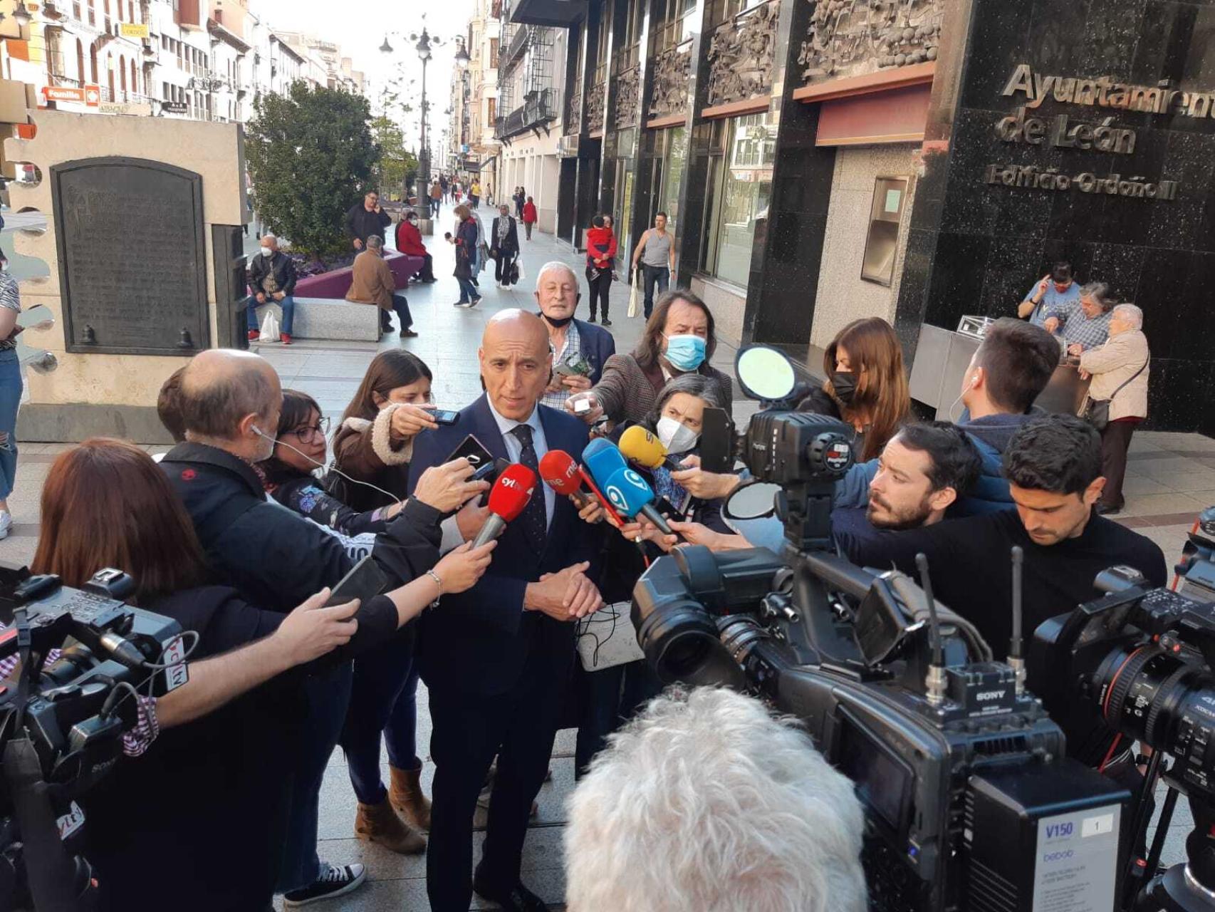 El alcalde de León, José Antonio Diez, a la entrada de la asamblea de la agrupación local del PSOE, este miércoles.