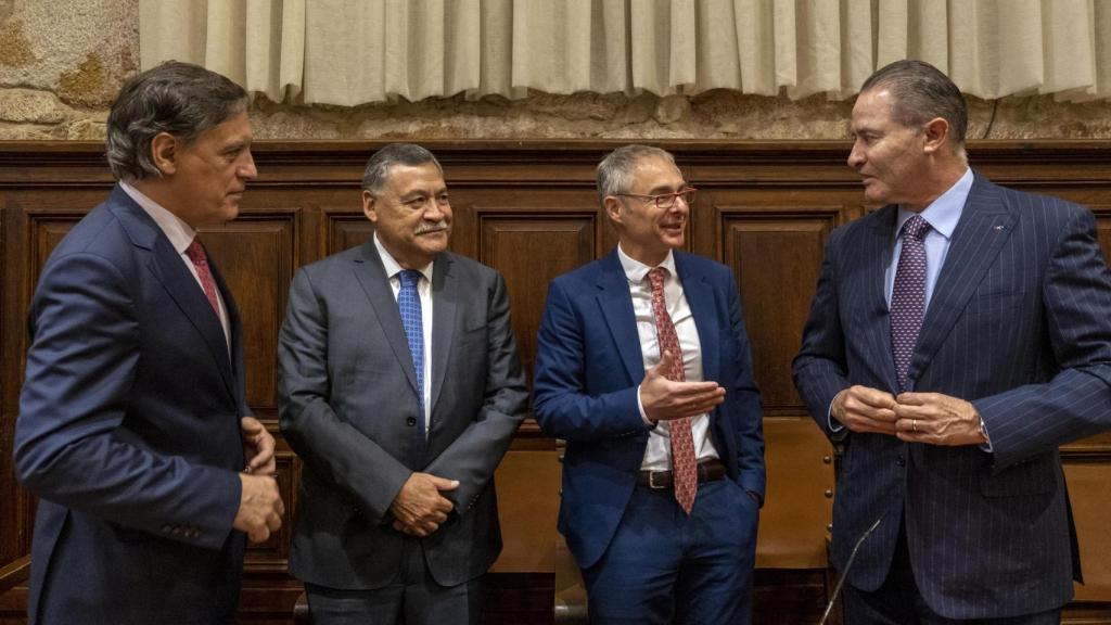 El rector, Ricardo Rivero (2D); el alcalde de Salamanca, Carlos García Carbayo (I); el embajador de México en España, Quirino Ordaz (D), y el rector de la Universidad Autónoma Nacional de México, Santos Guzmán