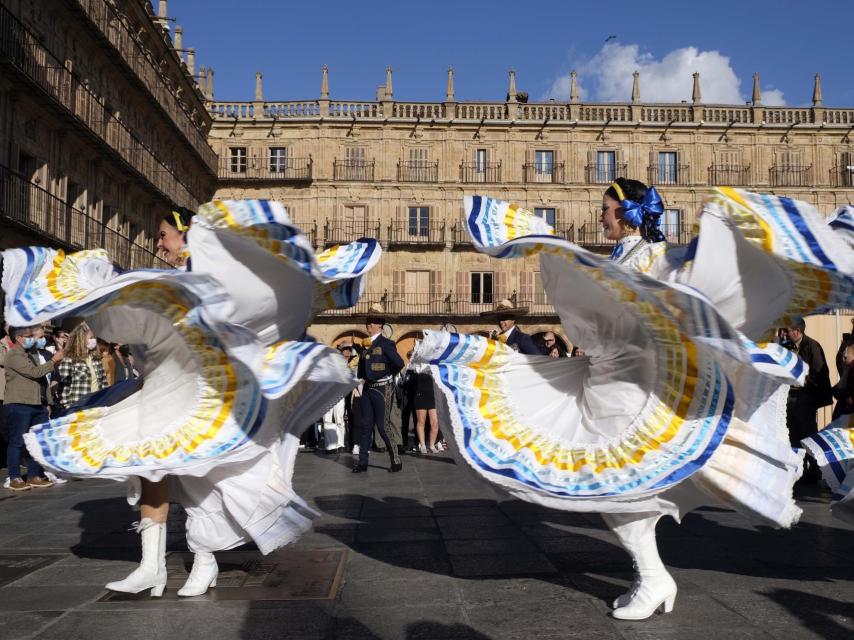 Una ''callejoneada'' con mariachis y bailarines de la Universidad Autónoma de Nuevo León por el centro de la capital salmantina