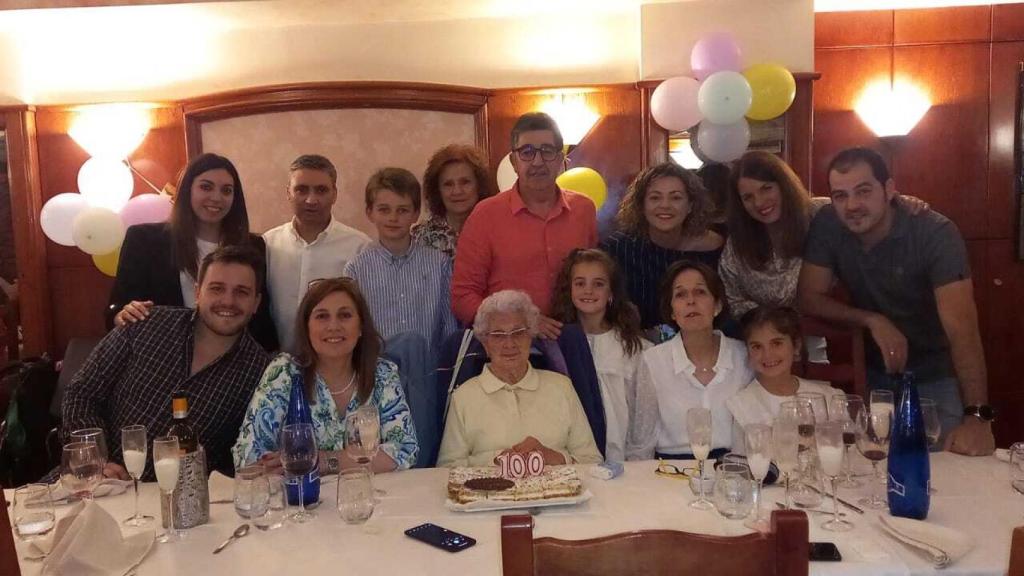 Segunda sopla velas junto a su familia