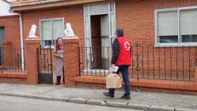 Voluntaria de Cruz Roja repartiendo medicamentos a domicilio en Zamora