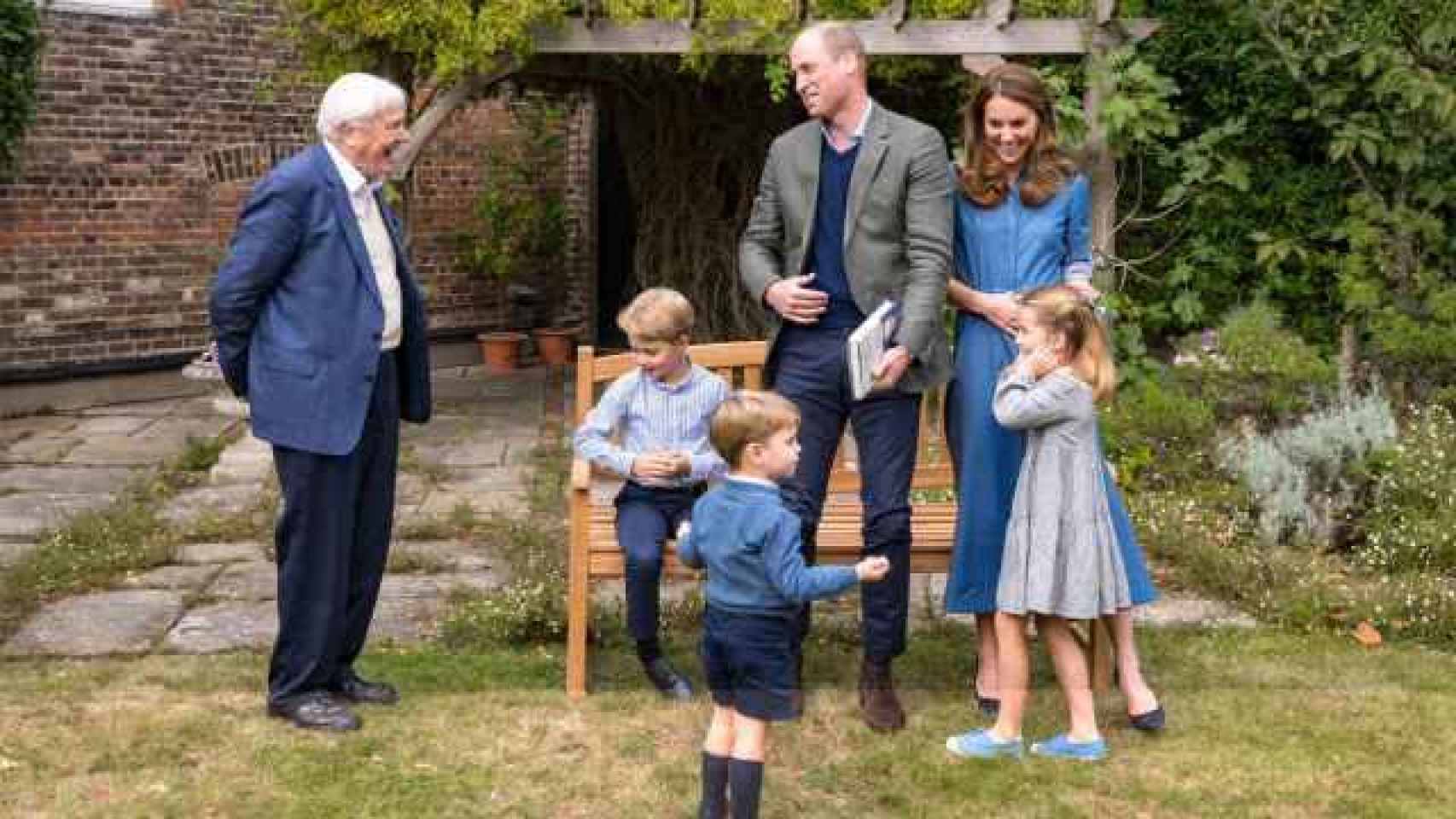 Los duques de Cambridge junto a sus tres hijos y Sir David Attenborough en los jardines del Palacio de Kensington.