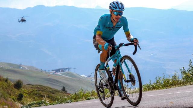 Miguel Ángel 'Superman' López durante una jornada de montaña en su primera etapa con Astana