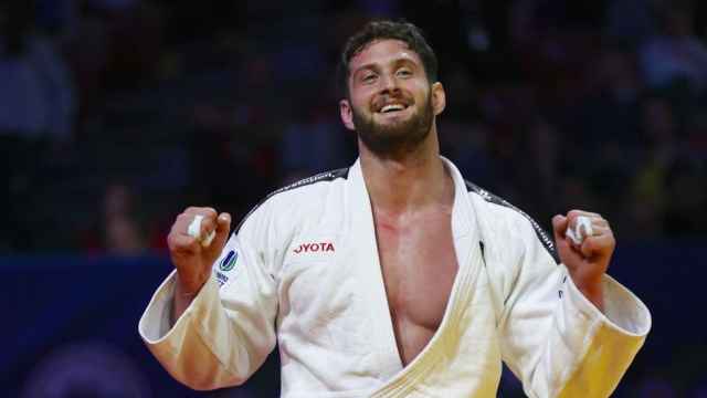Niko Shera celebrando su medalla de bronce en el Europeo de judo 2022