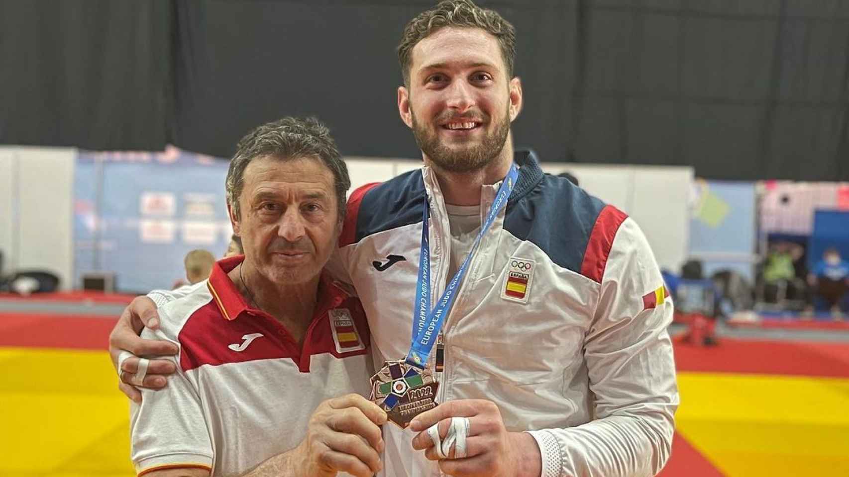 Niko Shera junto a su entrenador Quino Ruiz luciendo la medalla de bronce del Europeo de judo 2022