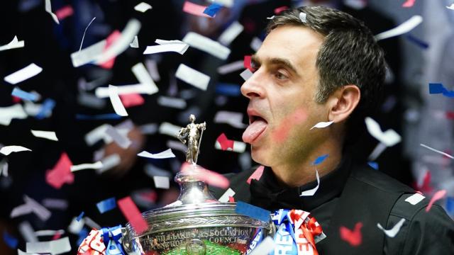 Ronnie O'Sullivan, con su título de campeón del mundo.