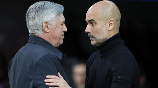 Carlo Ancelotti y Pep Guardiola se saludan antes del Real Madrid - Manchester City