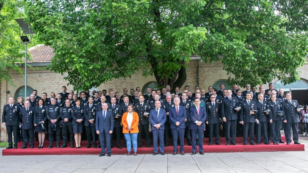 Foto de familia de los policías locales condecorados.