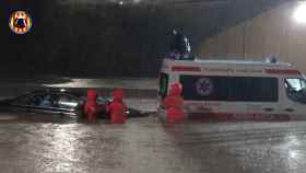 Ambulancia atrapada por la lluvia. Consorcio provincial de Bomberos.