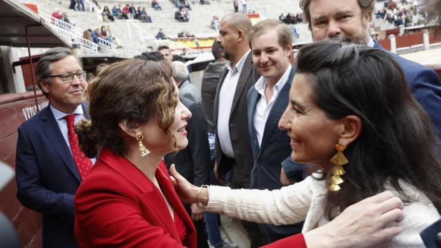 Isabel Díaz Ayuso y Rocío Monasterio, en la tradicional corrida goyesca del 2 de mayo.