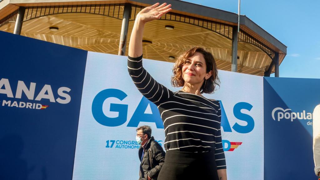 La presidenta de la Comunidad de Madrid, Isabel Díaz Ayuso, saluda a su llegada a un acto de conmemoración, en el Parque de la Fuente, a 4 de mayo de 2022, en Fuenlabrada, Madrid (España).