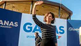 La presidenta de la Comunidad de Madrid, Isabel Díaz Ayuso, saluda a su llegada a un acto de conmemoración, en el Parque de la Fuente, a 4 de mayo de 2022, en Fuenlabrada, Madrid (España).