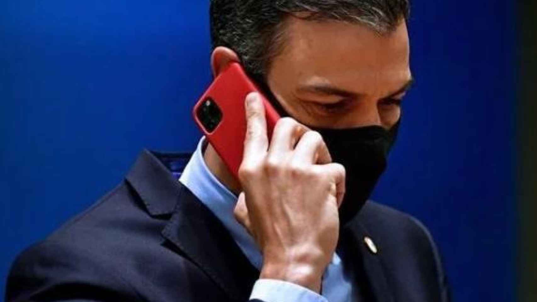 El presidente del Gobierno, Pedro Sánchez, hablando por el teléfono móvil.