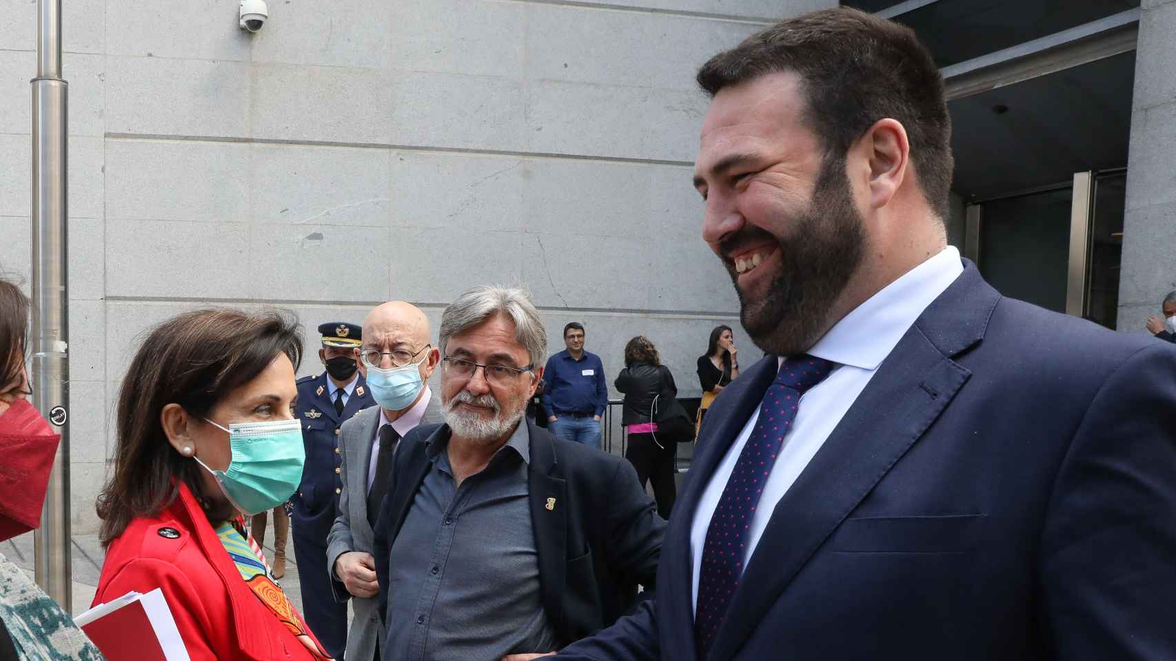 Jon Iñarritu (Bildu) saluda sonriente a la ministra de Defensa, Margarita Robles, a su salida de la Comisión de Defensa.