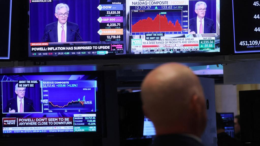 Un operador de Wall Street durante la rueda de prensa del presidente de la FED, Jerome Powell, el miércoles.