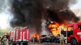 Los equipos de emergencia intervienen para extinguir el incendio de un almacén de gasolina en Donetsk.