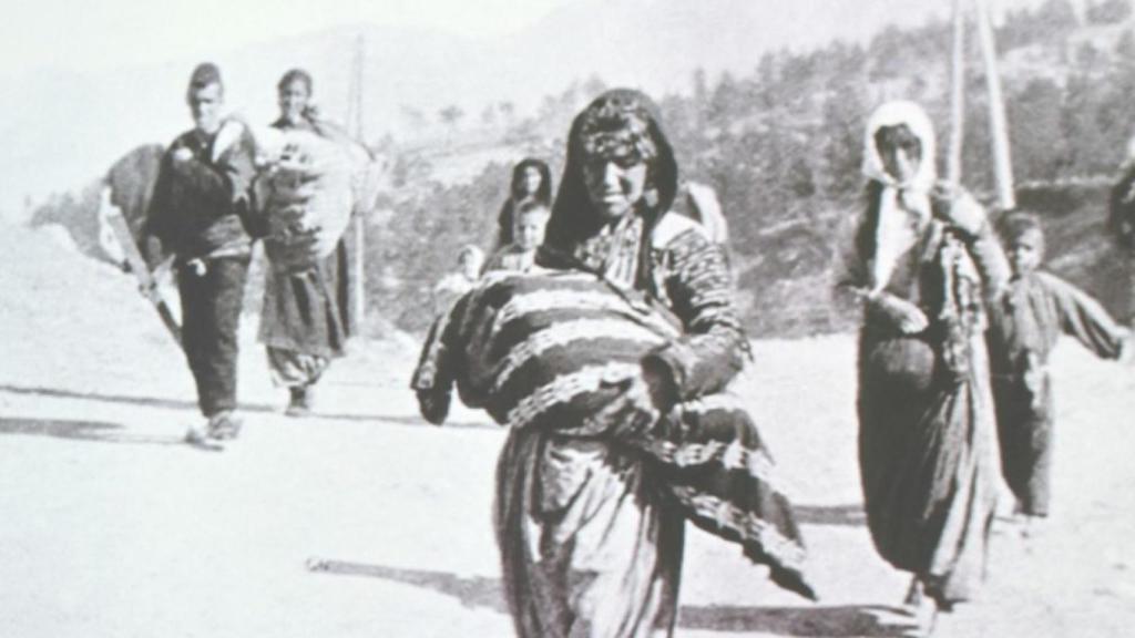 Armenios huyendo durante el genocidio turco.