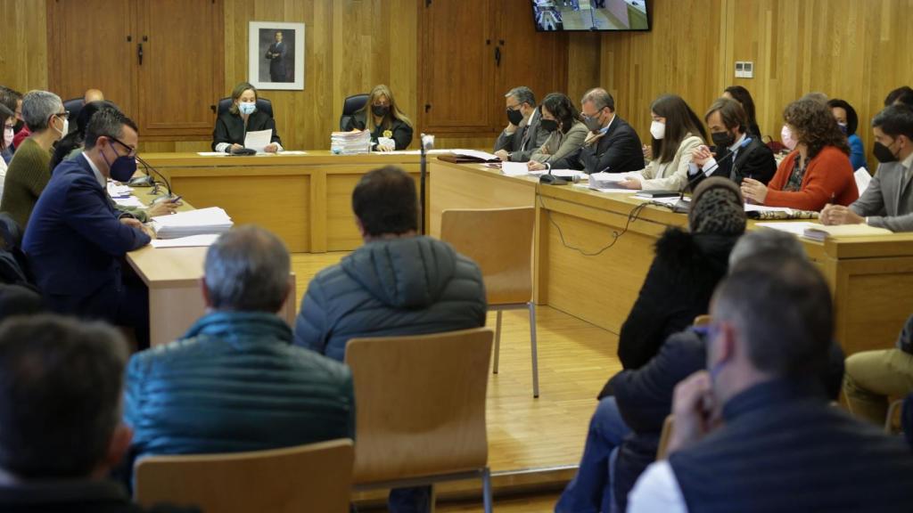 Acusados sentados en el banquillo en la vista de conformidad de la ‘Operación Pollo’, en la Audiencia Provincial de Lugo.