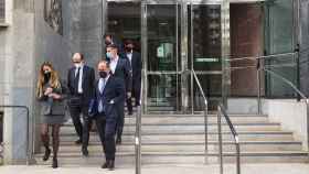 Los futbolistas Santi Mina y David Goldar abandonan la Audiencia Provincial de Almería junto a sus abogados en el primer día del juicio.