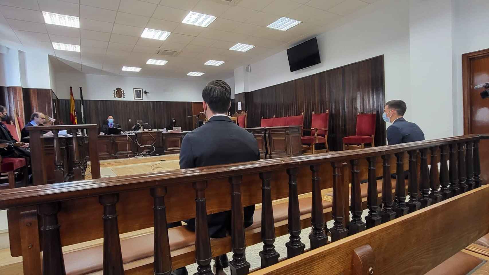 David Goldar y Santi Mina en la última sesión del juicio que ha quedado visto para sentencia en la Audiencia Provincial de Almería.
