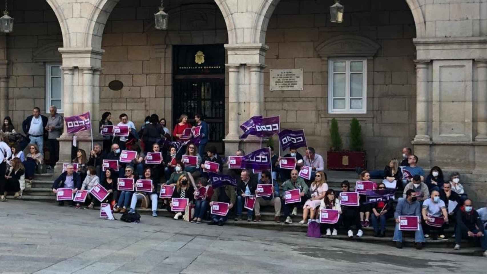 Miembros de Comisiones Obreras concentrados a las puertas del Concello de Ourense.