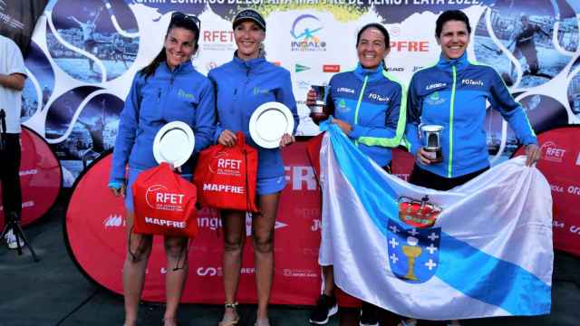 Las viguesas Begoña Montenegro y Olalla Maroto, a la derecha, campeonas de España en Tenis Playa en  categoría +40.