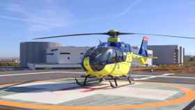 Un helicóptero sanitario del SESCAM junto al Hospital Universitario de Toledo.