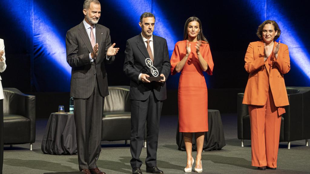 Felipe VI, Letizia y Ada Colau junto a uno de los premiados.