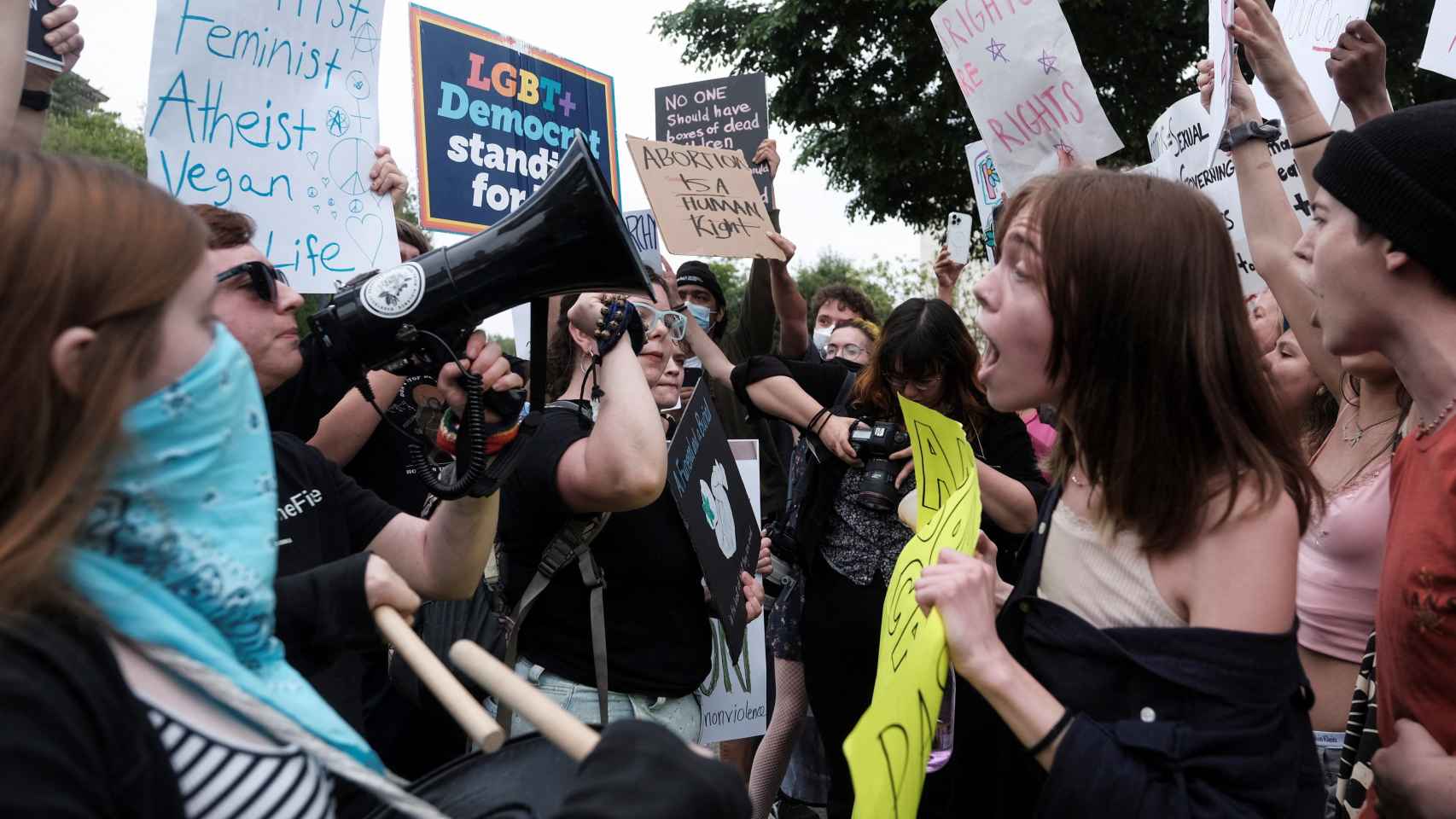 Manifestantes a favor y en contra del aborto se enfrentan a las puertas del Tribunal Supremo de los Estados Unidos.