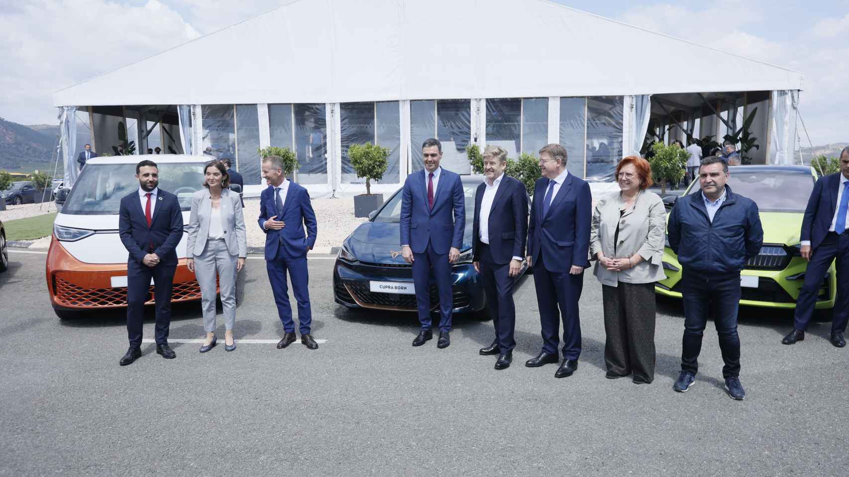 Foto oficial junto a los vehículos de Volkswagen presentes en el acto de Sagunto.