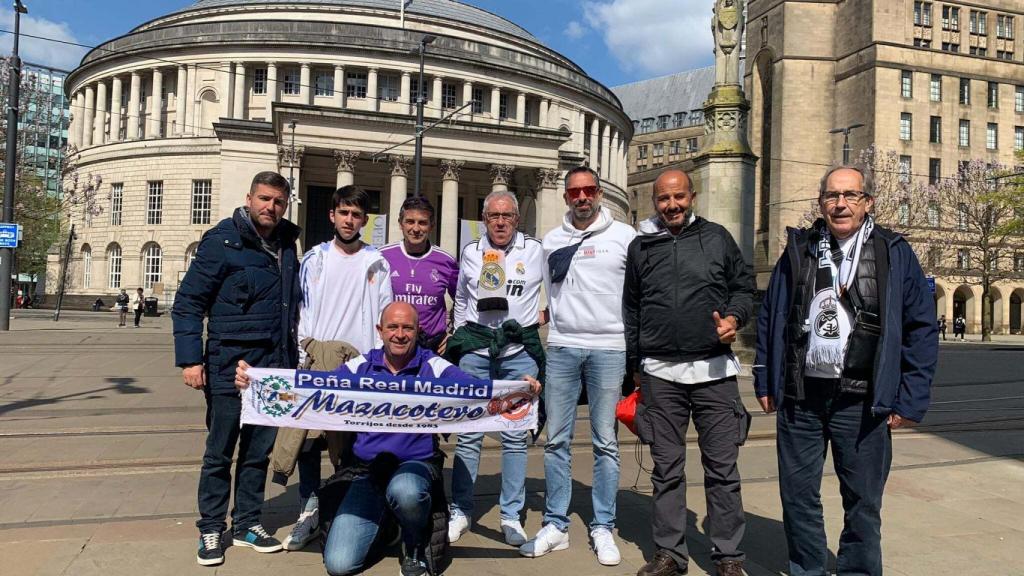 Miembros de la peña Mazacotero en la ida de la semifinal en Manchester.