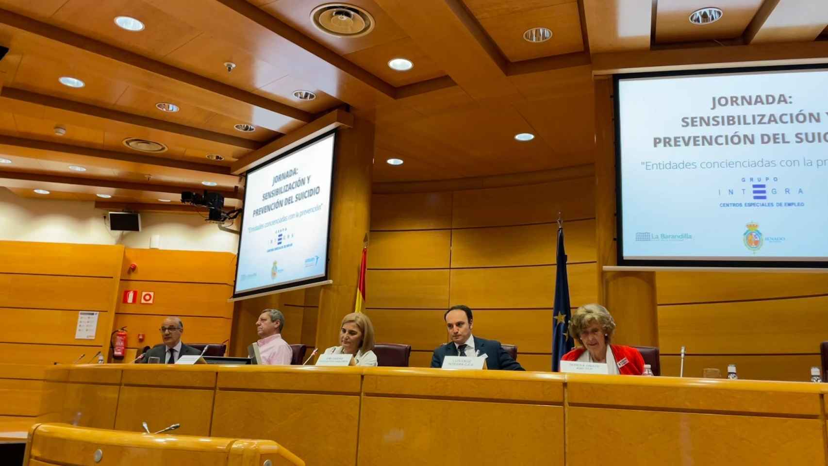 De izquierda a derecha, Alberto Catalán, senador, Francisco Carcavilla, superviviente, Emi Caídas, superviviente,  Luis Cruz, director general de Integra y Teresa Oñate, presidenta de AMAI.